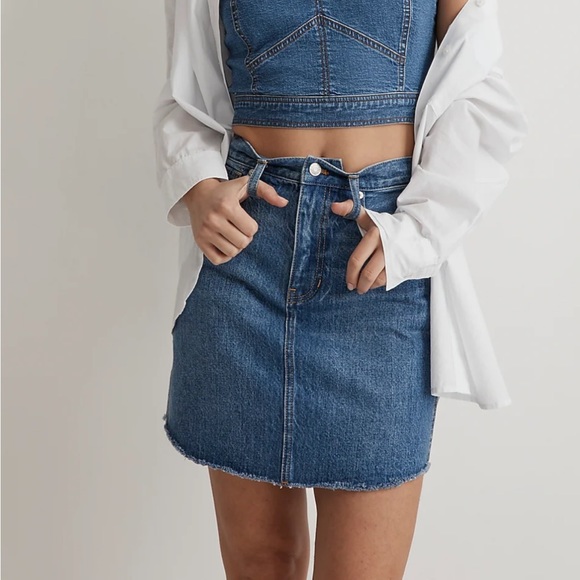 Madewell Dresses & Skirts - Madewell Denim Dolphin-Hem Skirt size 25
